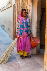 Die junge Inderin in buntem Sari in Amber, Rajasthan, Indien