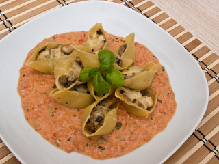 makaron muszle © petroos