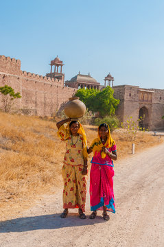 Zwei junge Inderin in bunten Saris, Nagaur, Rajasthan, Indien
