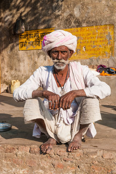 Ein alter sitzender indischer Mann mit Turban, Rajasthan, Indien