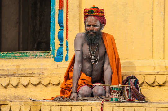 Indischer Hindu meditiert, Varanasi, Uttar Pradesh, Indien