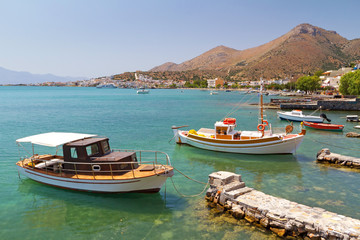 Fototapeta na wymiar Małych łodzi rybackiej na wybrzeżu Krety, Grecja