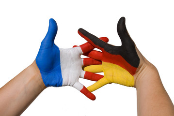 Hände mit deutschen und französischen Flaggen; Gemeinschaft