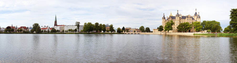 Fototapeta na wymiar Panorama Schwerin mit See und Schloss