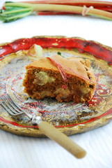 Ciasto rabarbarowe ucierane - kawałek na talerzu