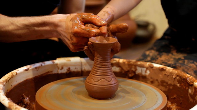 potter learns the child to do products of clay