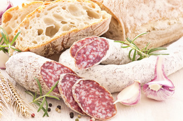 Salami mit Brot