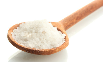 zout in houten lepel geïsoleerd op wit
