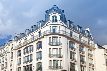 Fototapeta na wymiar Strona główna - jasny apartament w Paryżu