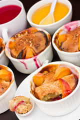Portion cakes with peach slices and raspberry layer