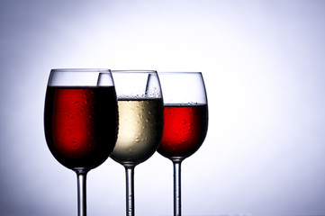 Weinglaeser im Gegenlicht