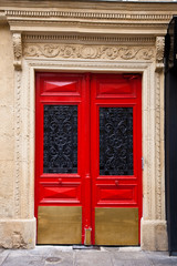 Fototapeta na wymiar Wejście - czerwone drzwi w Paryżu
