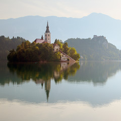 Fototapeta na wymiar Kościół na wyspie w jeziorze Bled w Słowenii