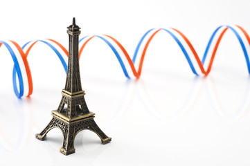 エッフェル塔の置物とリボン