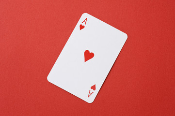赤色の背景にハートのトランプ