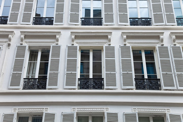 Fototapeta na wymiar Hausfassade - Haus mit Fensterläden