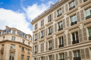 Fototapeta na wymiar Domy w Paryżu w lecie