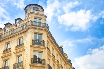 Fototapeta na wymiar Dom w Paryżu w lecie