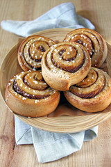 schale mit zimtschnecken