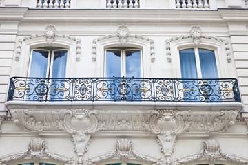 Haus mit Balkon auf der Champs Elysees in Paris