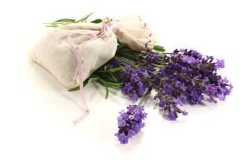 Lavendelbeutel mit violetten Blüten und Blättern