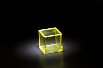 黄色の立方体ブロック