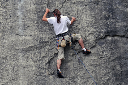 Attaque de la parois rocheuse