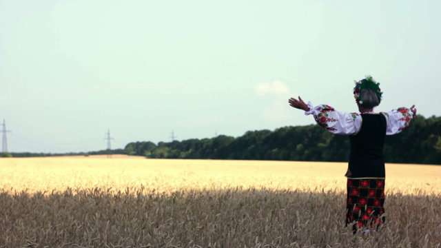 женщина в народном костюме в пшеничном поле