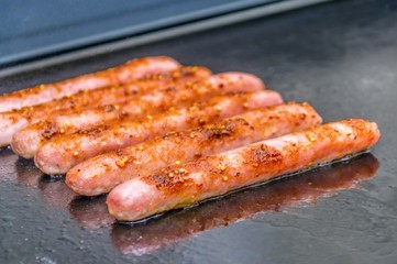 Saucisses de volaille à la plancha.