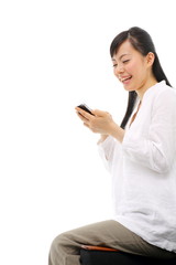 スマートフォンを使う女の子