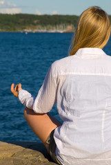 Frau beim Joga am Meer; Ausschnitt