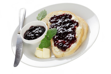 Brot mit Kirschkonfitüre