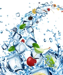 Tuinposter Vers fruit in water splash met ijsblokjes © Lukas Gojda