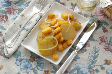 Polenta with fried onions and potatoes 玉米粥与炒洋葱和土豆