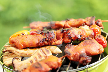 Grill mit Fleisch und Gemüse