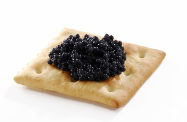 Galleta de soda con caviar.
