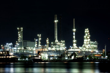Fototapeta na wymiar Pejzaż z rzeką i rafinerii ropy naftowej fabryki