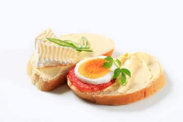 Bread with cheese and egg