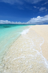 水納島の透明なサンゴの海と夏空