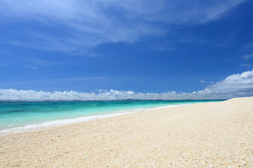 南国沖縄の真っ白い砂浜と紺碧の空