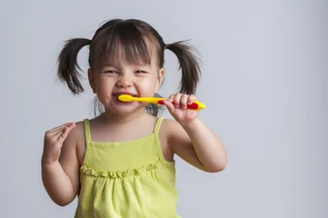 Foto auf Acrylglas Zahnärzte Mädchen beim Zähneputzen