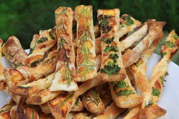 Kräuterstangen aus Blätterteig