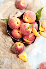 Pfirische in einer herzförmigen Schale