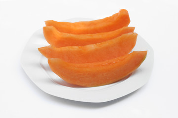fette di melone su piatto_sfondo bianco