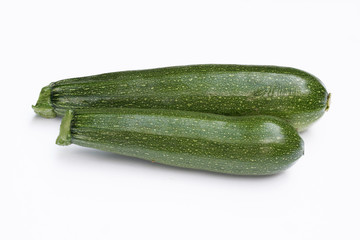 due zucchine_sfondo bianco