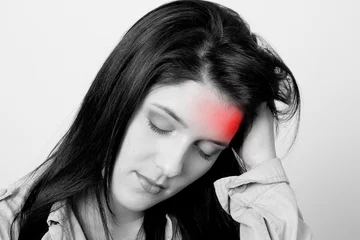 Fototapete Rot, Schwarz, Weiß Frau mit Kopfschmerzen, monochromes Foto