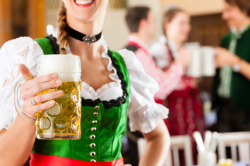 Junge Leute in Bayerischer Tracht in Restaurant