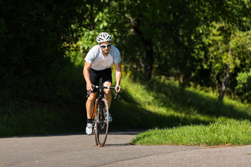 Rennradfahrer im Anstieg im Wiegetritt
