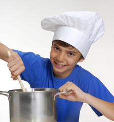 Niño chef sujetando una olla,cocinando.