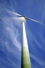 Windenergieanlage in Bewegung